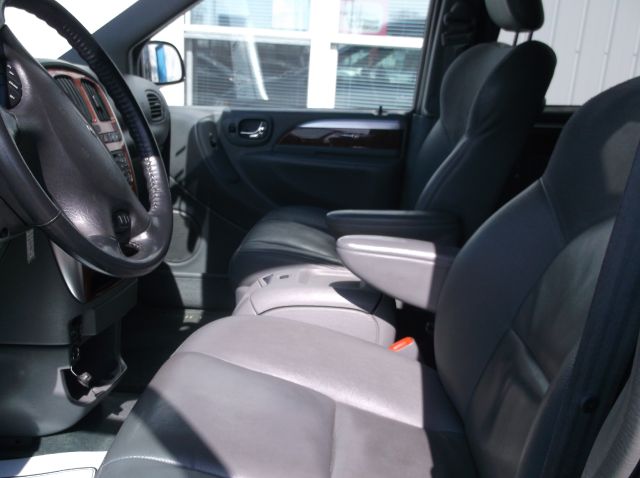 Chrysler Town and Country 2005 photo 2