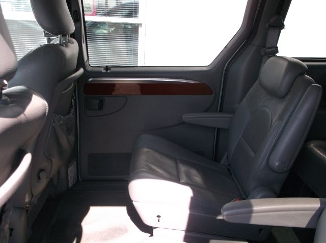 Chrysler Town and Country 2005 photo 3