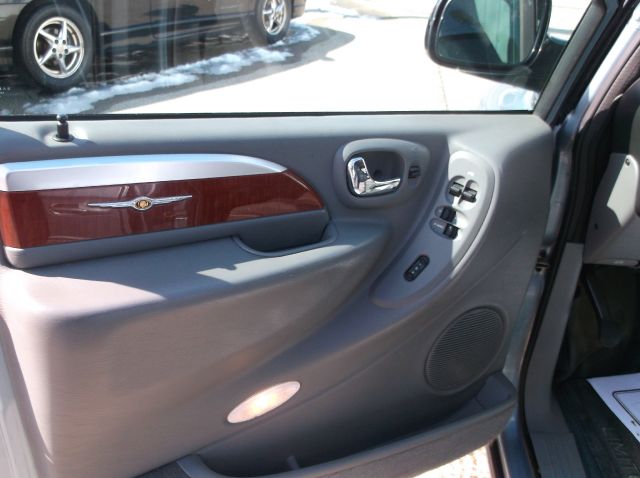 Chrysler Town and Country 2005 photo 4
