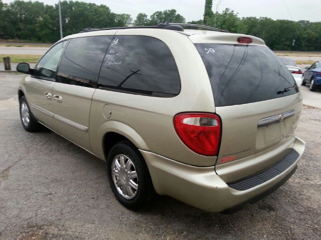 Chrysler Town and Country 2005 photo 2