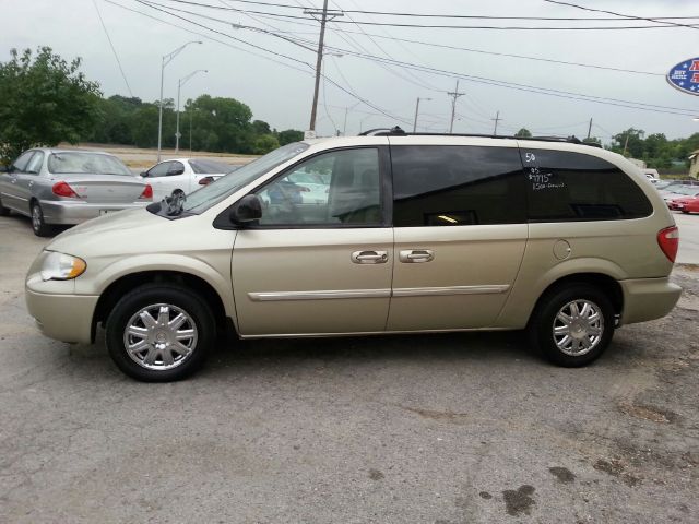 Chrysler Town and Country 2005 photo 3