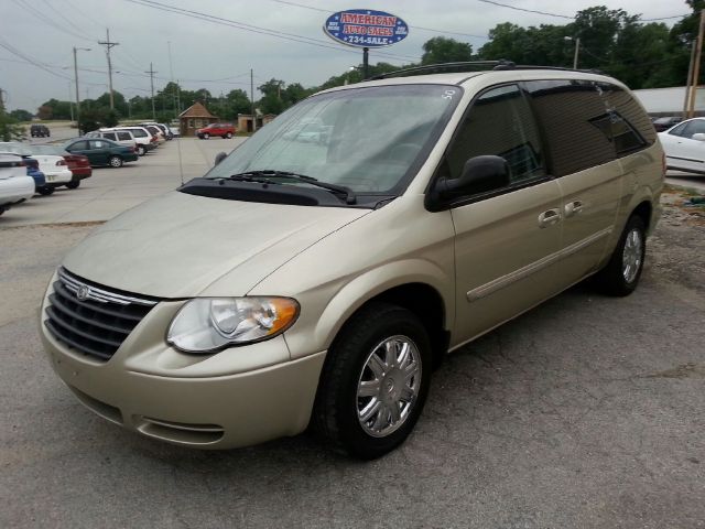 Chrysler Town and Country 2005 photo 4
