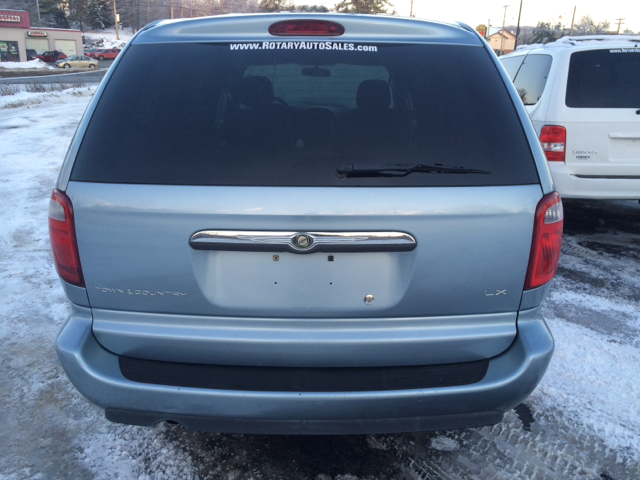 Chrysler Town and Country 2005 photo 3