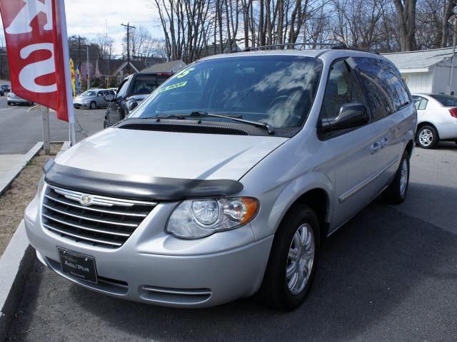 Chrysler Town and Country Extenede CAB 4X4 MiniVan