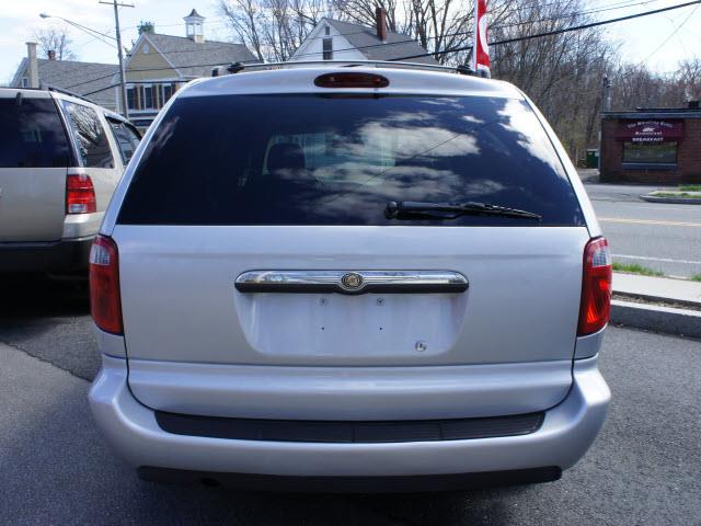 Chrysler Town and Country 2005 photo 3