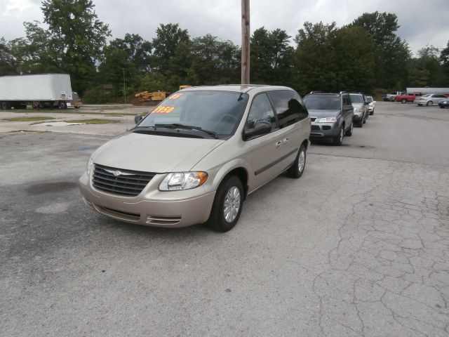 Chrysler Town and Country 2005 photo 1
