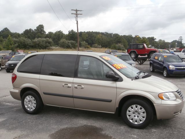 Chrysler Town and Country 2005 photo 2