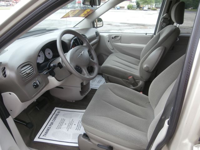 Chrysler Town and Country 2005 photo 3