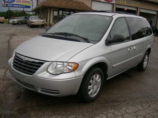 Chrysler Town and Country 2005 photo 1