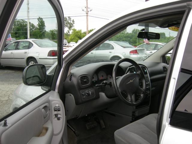 Chrysler Town and Country 2005 photo 2