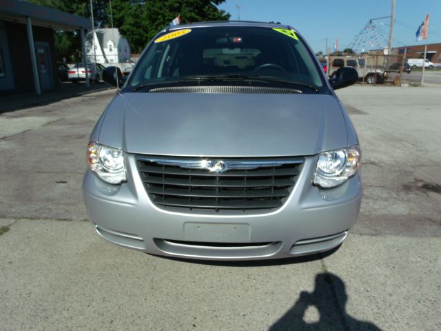Chrysler Town and Country 2005 photo 1