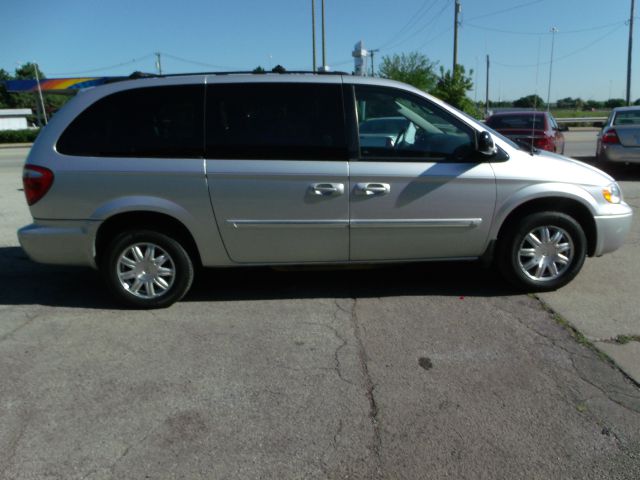 Chrysler Town and Country 2005 photo 2