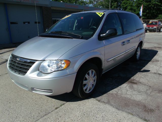 Chrysler Town and Country 2005 photo 3