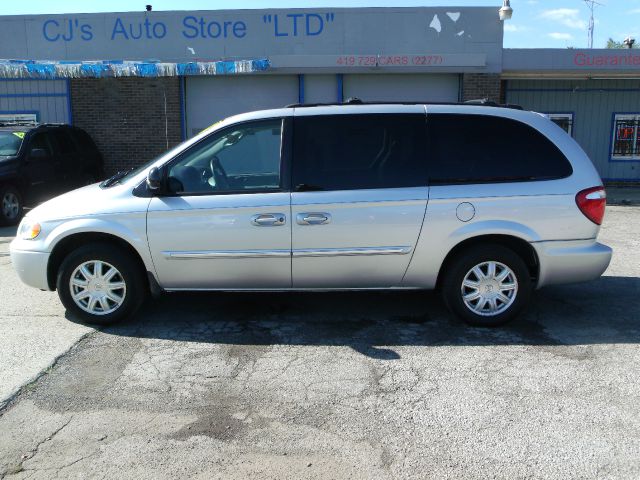 Chrysler Town and Country 2005 photo 4