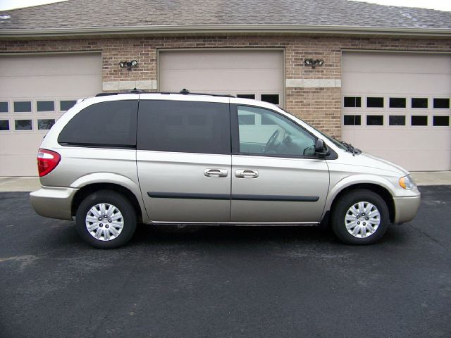 Chrysler Town and Country 2005 photo 1