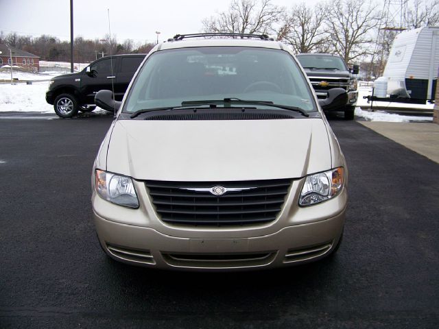 Chrysler Town and Country 2005 photo 2