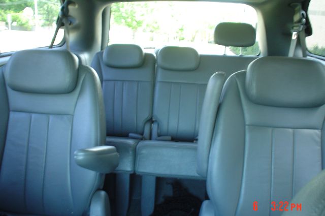 Chrysler Town and Country 2005 photo 1