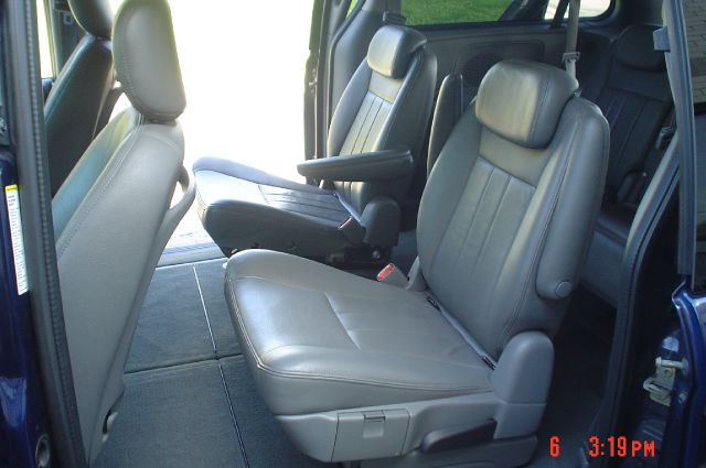 Chrysler Town and Country 2005 photo 14
