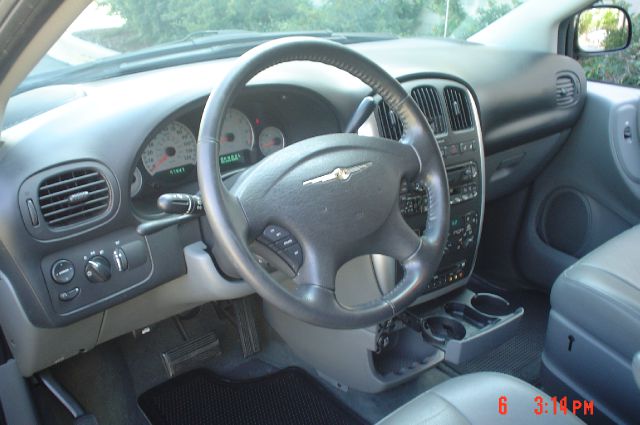 Chrysler Town and Country 2005 photo 16