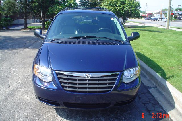 Chrysler Town and Country 2005 photo 17