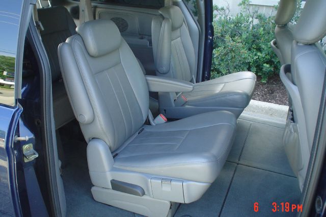Chrysler Town and Country 2005 photo 18