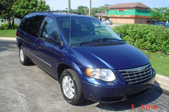 Chrysler Town and Country 2005 photo 22