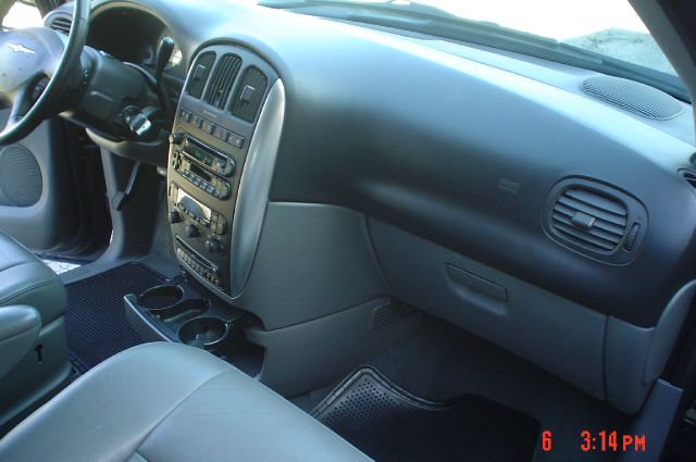 Chrysler Town and Country 2005 photo 27