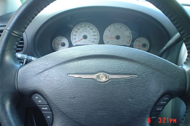 Chrysler Town and Country 2005 photo 3