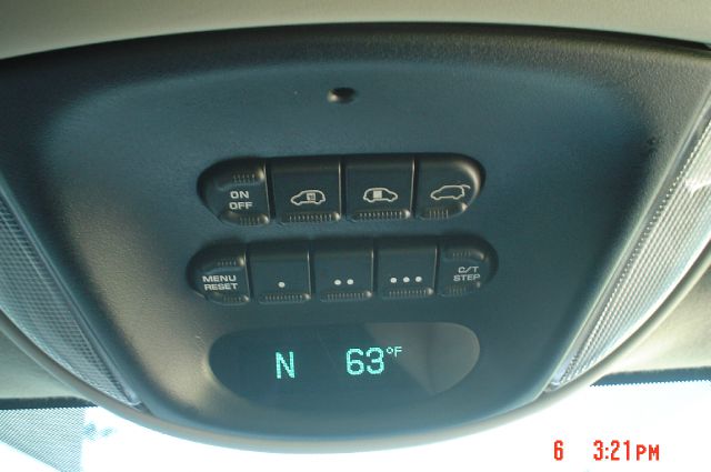 Chrysler Town and Country 2005 photo 5