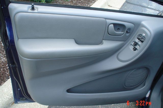 Chrysler Town and Country 2005 photo 8