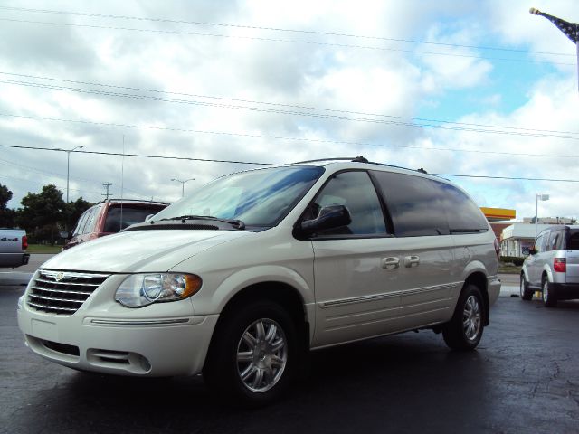 Chrysler Town and Country 2005 photo 1