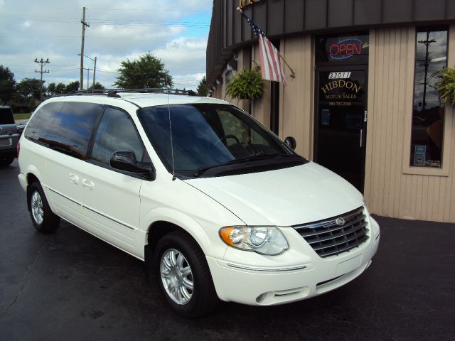 Chrysler Town and Country 2005 photo 2
