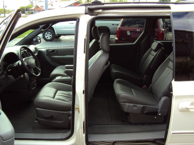 Chrysler Town and Country 2005 photo 4