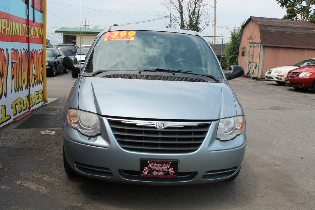 Chrysler Town and Country 2005 photo 1
