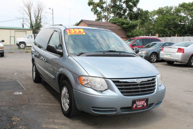 Chrysler Town and Country 2005 photo 2