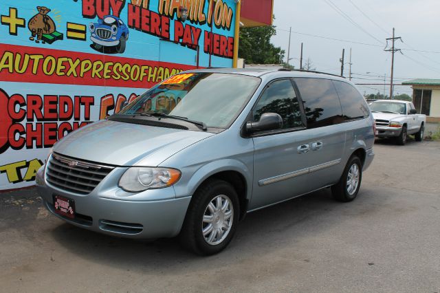 Chrysler Town and Country 2005 photo 4
