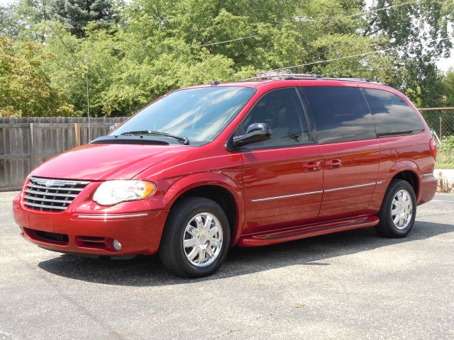 Chrysler Town and Country SLT 25 MiniVan