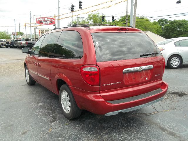Chrysler Town and Country 2005 photo 1