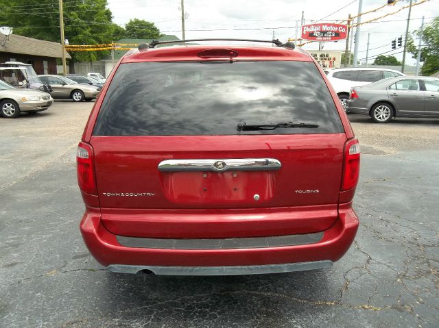 Chrysler Town and Country 2005 photo 2