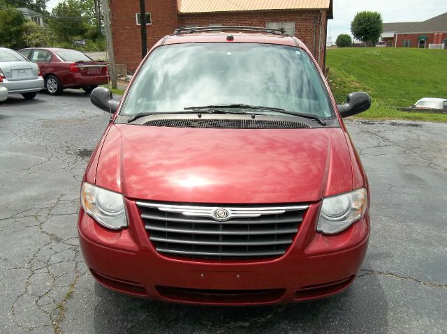 Chrysler Town and Country 2005 photo 3