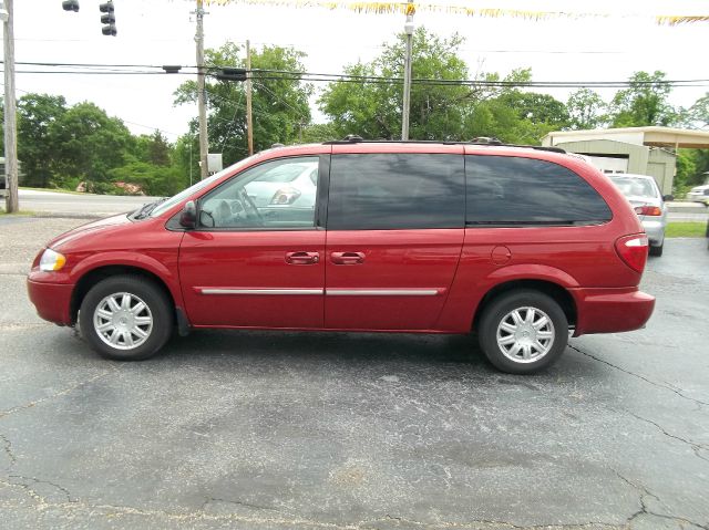 Chrysler Town and Country 2005 photo 4