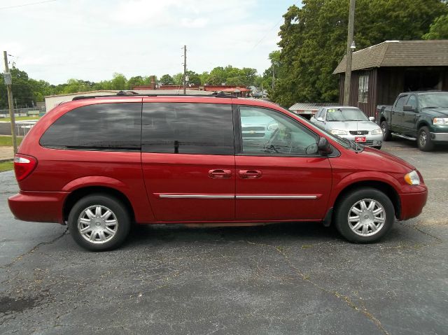 Chrysler Town and Country 2005 photo 7