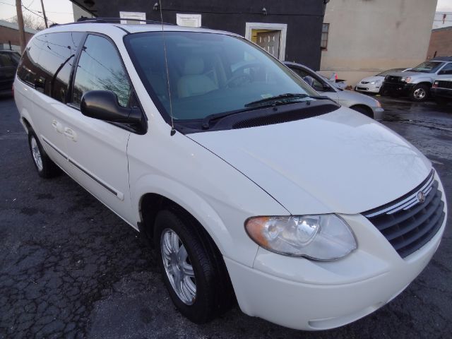 Chrysler Town and Country 2005 photo 1