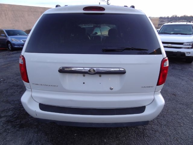 Chrysler Town and Country 2005 photo 3