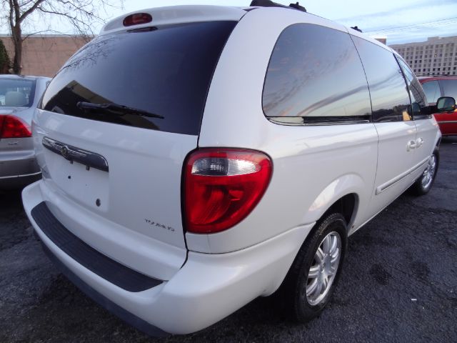 Chrysler Town and Country 2005 photo 4