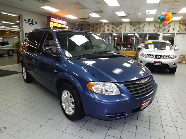 Chrysler Town and Country Sle/4wd MiniVan