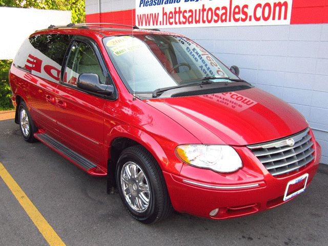 Chrysler Town and Country 2005 photo 1