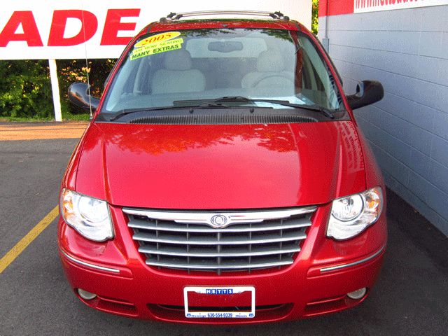 Chrysler Town and Country 2005 photo 2