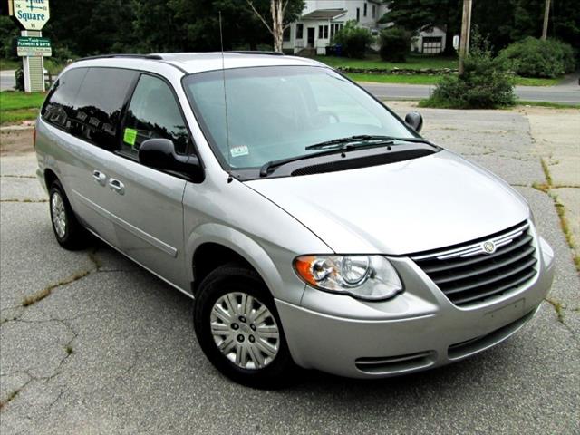 Chrysler Town and Country 2005 photo 1
