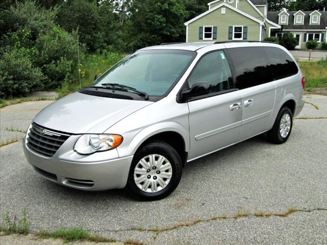 Chrysler Town and Country 2005 photo 2